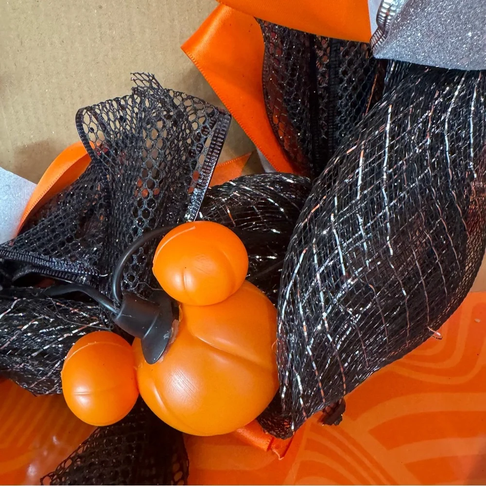 NWT. Disney Halloween Mickey Mouse Musical Lighted Black Wreath Mickey Pumpkins